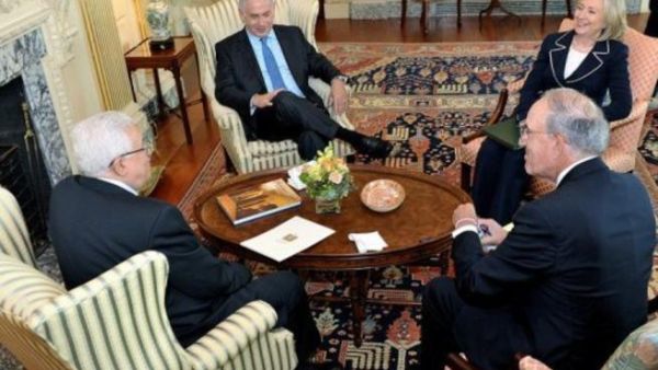 كلينتون وميتشل وعباس ونتانياهو خلال اجتماع في واشنطن لدى استئناف محادثات السلام قبل اسبوعين
