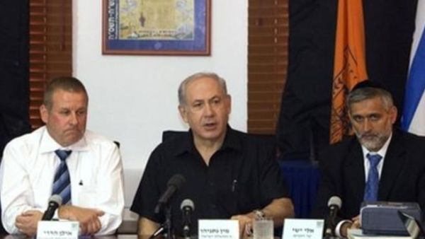 نتانياهو (وسط) خلال زيارة قام بها الى مدينة اللد يوم الخميس