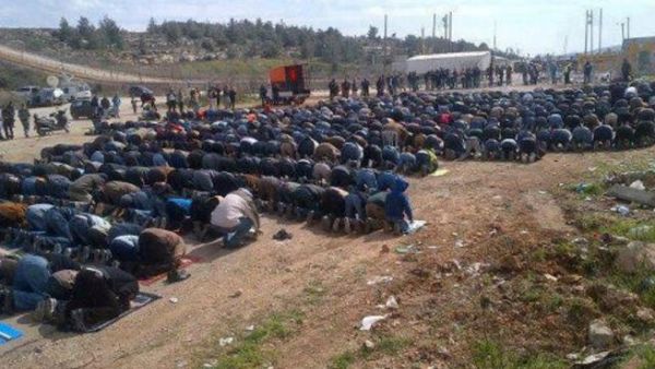 اهالي الاسرى يصلون الجمعة امام معتقل عوفر