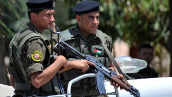 رجلا شرطة فلسطينيان