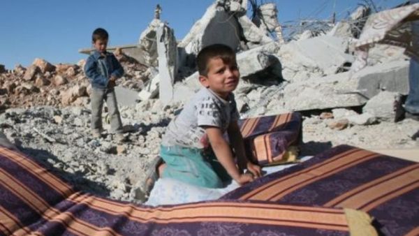 طفلان فلسطينيان قرب ركام منزلهما الذي جرفته القوات الاسرائيلية في مدينة يطا