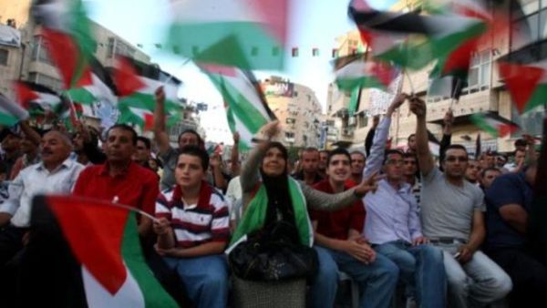 آلاف الفلسطينيين يستقبلون عباس بعد عودته من نيويورك