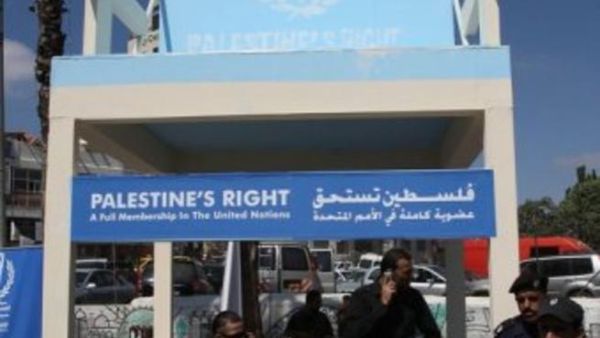 كرسي ضخم يرمز الى المسعى الفلسطيني في الامم المتحدة، في احد شوارع رام الله 
