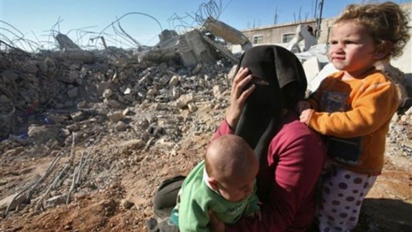 عائلة فلسطينية تجلس في العراء بعد ان هدمت قوات الاحتلال منزلها في قرية يطا في الخليل/أ.ف.ب