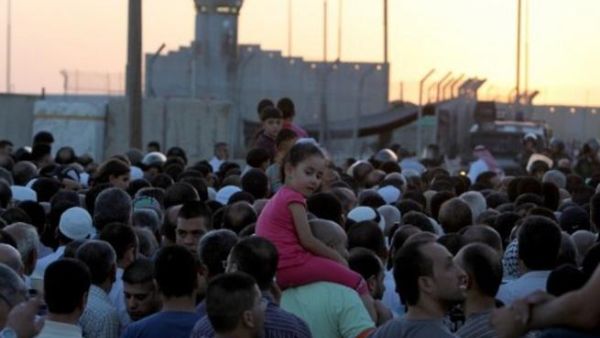 فلسطينيون على معبر قلنديا للتوجه إلى المدينة المقدسة