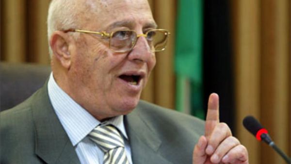  أحمد قريع شغل مناصب بارزة فهو اول رئيس مجلس تشريعي وتراس ثلاث حكومات فلسطيني