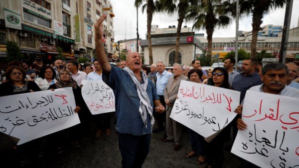 موظفون يتبعون للسلطة الفلسطينية في قطاع غزة قالوا قبل أيام إنهم تلقوا 50 بالمئة من قيمة رواتبهم