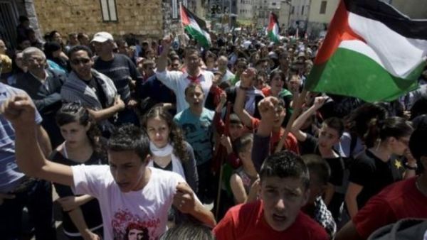 الالاف من عرب اسرائيل بتظاهرون في سخنين قرب حيفا في "يوم الارض"
