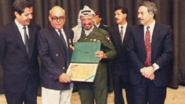 الرئيس الفلسطيني الراحل عرفات يكرم ابو الصادق/أرشيف
