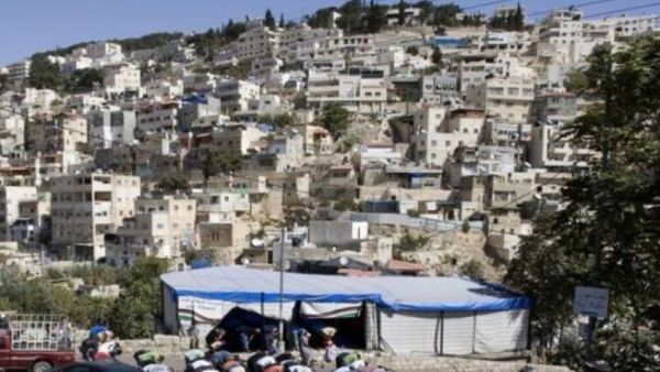 فلسطينيون يؤدون الصلاة قرب خيمة احتجاج في حي سلوان
