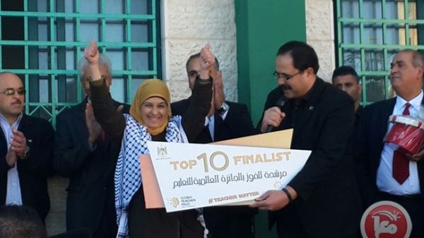 المعلمة الفلسطينية حنان الحروب واحدة من أفضل 10 مدرسين على مستوى العالم
