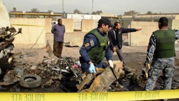 محققون عراقيون يجمعون ادلة من موقع تفجير غرب بغداد ف
