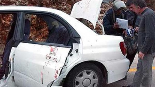 عناصر امن اسرائيليون يتفقدون السيارة التي تعرضت لاطلاق النار