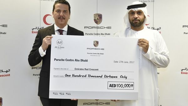 وسام خليل، المدير العام لمركز بورشه أبوظبي ومحمد يوسف الفهيم، نائب الأمين العام لخدمات الدعم، الهلال الأحمر الإماراتي