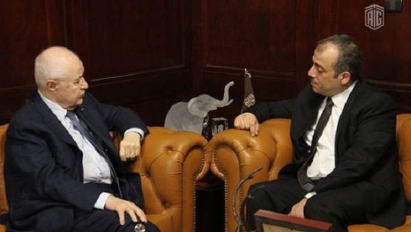 سعادة الدكتور طلال أبوغزاله ومدير عام المركز الوطني للبحوث الزراعية الدكتور نزار حداد. سعادة الدكتور طلال أبوغزاله ومدير عام المركز الوطني للبحوث الزراعية الدكتور نزار حداد.