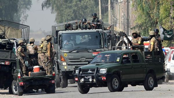 Soldiers arrive to take position outside a Pakistan Air Force (PAF) base after an attack by militants in Peshawar on September 18, 2015. (AFP)