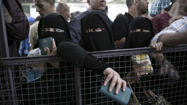 Gaza residents wait at the Rafah border crossing to enter into Egypt on June 30, 2016. (AFP/Said Khatib)
