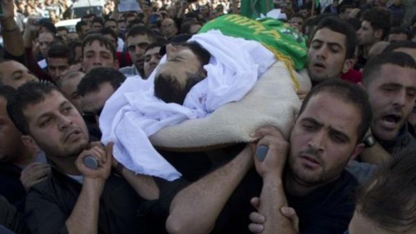 تشييع جثمان احد القتلى الثلاث/أ.ف.ب