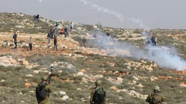 جنود اسرائيليون يطلقون الغاز المسيل للدموع على متظاهرين فلسطينيين/أ.ف.ب