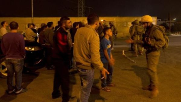 جنود اسرائيليون يمنعون اهالي الخليل من التنقل في مدينتهم/أ.ف.ب