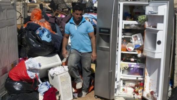 فلسطيني بين ما تبقى من اثاث منزله الي دمرته الجرافات الاسرائيلية في القدس/أ.ف.ب