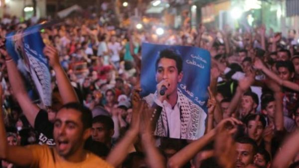 فلسطينون يحتفلون بفوز محمد عساف في رام الله/أ.ف.ب