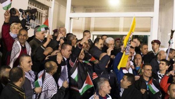 عباس مستقبلا السجناء المفرج عنهم: لا اتفاق قبل تحرير الأسرى