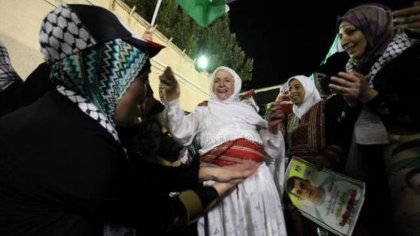 قبع الاسرى 25 عاما لكل منهم في زنازين الاحتلال