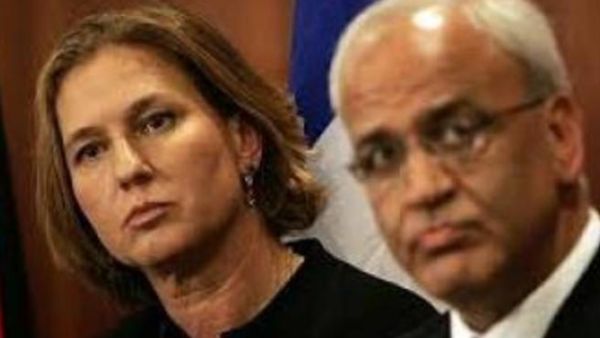 رئيس الطاقم الفلسطيني صائب عريقات ووزيرة العدل الإسرائيلية تسيبي ليفني