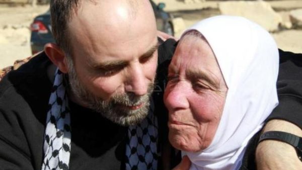 الاسير المحرر مع والدته بعد الافراج/الصورة عن موقع شبكة اجيال الفلسطينية