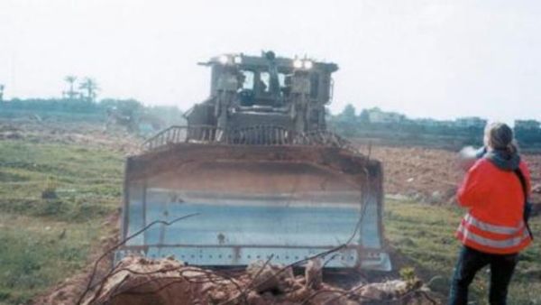 راشيل تحاول منع جرافة اسرائيلية من هدم منزل راشيل تحاول منع جرافة اسرائيلية من هدم منزل