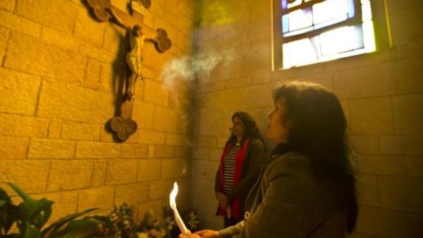 مسيحية من سيرلانكا تحتفل بعيد الميلاد في كنيسة في الناصرة/ا.ف.ب