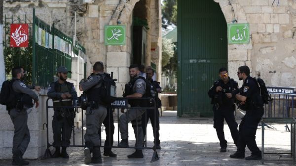 Israeli security forces stand guard at the entrance of the Al-Aqsa mosque compound in Jerusalem's Old City, on June 27, 2016, following a second day of clashes between Israeli police and Muslims protesting Jewish visits to the holy site. (AFP/Ahmad Gharabli)