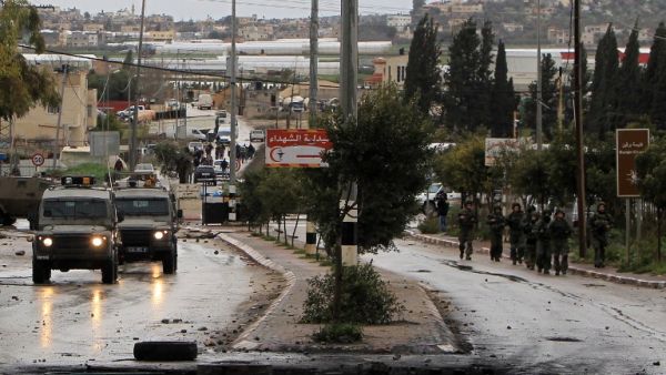  Israeli security forces advancing on the village of Qabatiya, near the West Bank town of Jenin on February 6, 2016. (AFP/Jaafar Ashtiyeh)