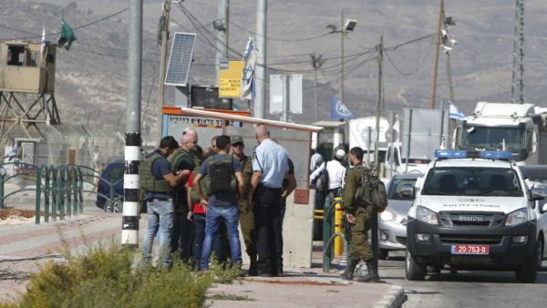 Israeli security forces gather at the site where a Palestinian woman attempted to stab an Israeli border police with a knife before being shot dead, near the Zaatara checkpoint, south of the city of Nablus in the occupied West Bank, on October 19, 2016. (AFP/Jaafar Ashtiyeh)