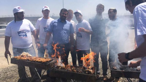 Israelis barbecuing outside Ofer prison in the occupied West Bank. (Joe Dyke/Twitter) Israelis barbecuing outside Ofer prison in the occupied West Bank. (Joe Dyke/Twitter)
