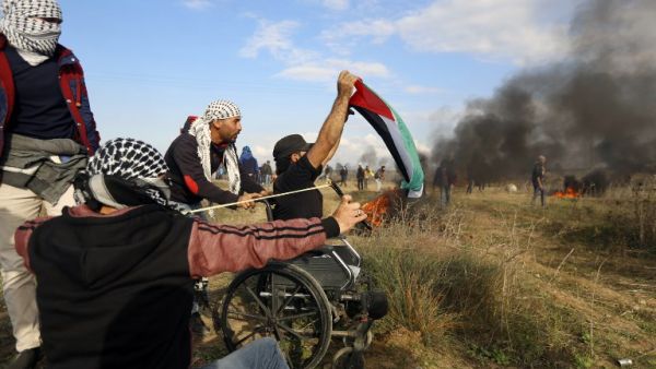 Ibrahim Abu Thuraya protesting shortly before his death on Dec. 15 in Gaza (Mohammed Abed/AFP)