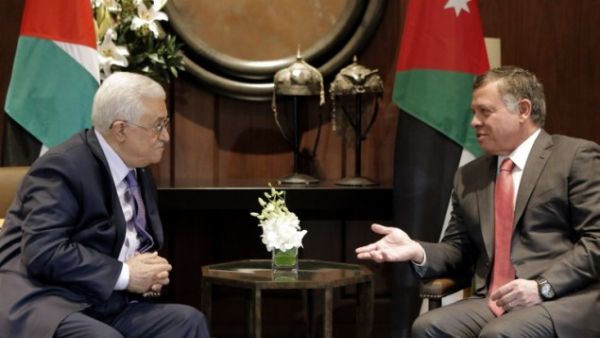 Jordan's King Abdullah II (R) talks with Palestinian Authority President Mahmoud Abbas before a meeting at the Royal Palace in Amman on November 12, 2014. (AFP/File) 