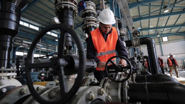 A Palestinian employee works at a desalination plant during the inauguration of the first phase of the project on January 19, 2017, in Deir al-Balah in central Gaza. (AFP/Said Khatib)