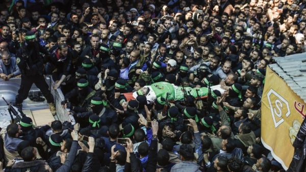 The body of Palestinian Islamist movement Hamas' official Mazen Faqaha is carried by members of the Ezzedine al-Qassam Brigades, the military wing of Hamas, during his funeral in Gaza city on March 25, 2017. (AFP/Mahmud Hams)