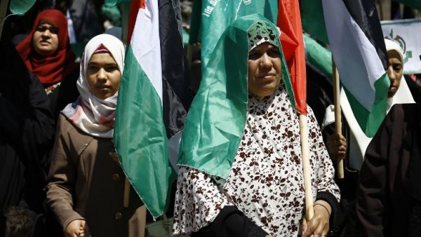 Protesters take part in a rally in Gaza City to show their suppport to the Palestinians detained in Israeli jails who launched a hunger strike on April 17, 2017. (AFP/Mohammed Abed)