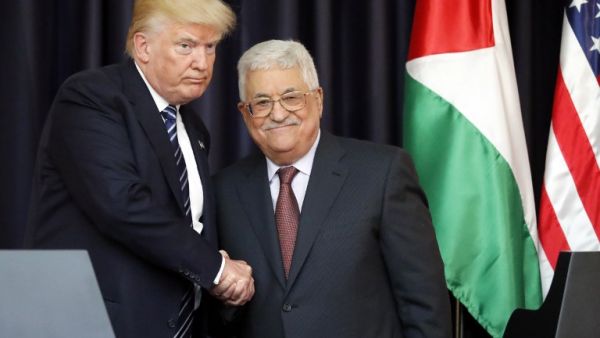 US President Donald Trump (L) and Palestinian leader Mahmud Abbas shake hands during a joint press conference at the presidential palace in the West Bank city of Bethlehem on May 23, 2017. (AFP/Thomas Coex)