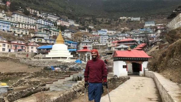 Jarah Al-Hawamdeh climbed Mount Everest to assist his old UNRWA school in Jabal Al-Joufeh, Amman and which faces great financial difficulties due to a drastic cuts in funding. (Photo via Facebook)