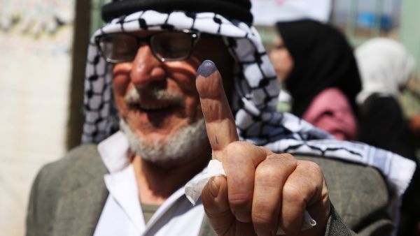 غادر، الجمعة، مسؤولون وشخصيات فصائلية قطاع غزة، إلى مدينة رام الله