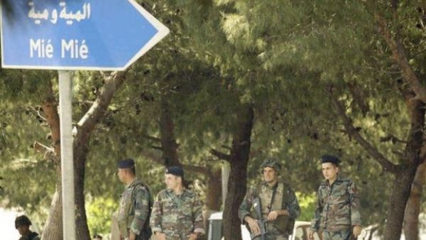 الجيش يزيل المعابر الإلكترونية في عين الحلوة
