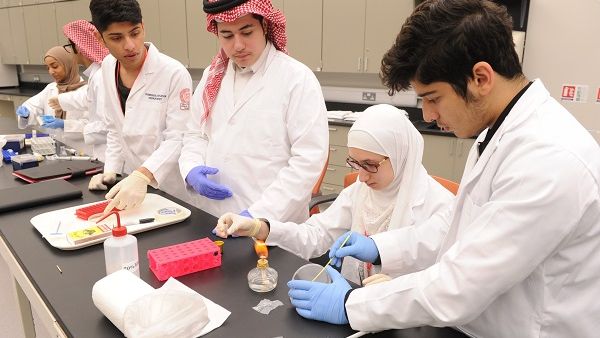 طلاب في مختبر البيولوجيا.