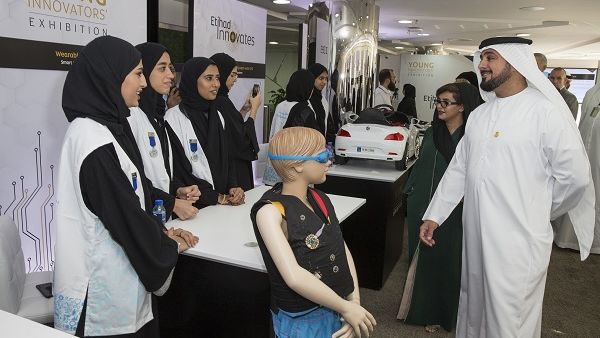 مانع محمد سعيد الملا مع خولة البادي يتعرفان على مشروع خاص بسترة نجاة من ابتكار مجموعة من الطالبات الإماراتيات ببرنامج "بالعلوم نفكر" التابع لمؤسسة الإمارات لتنمية الشباب.