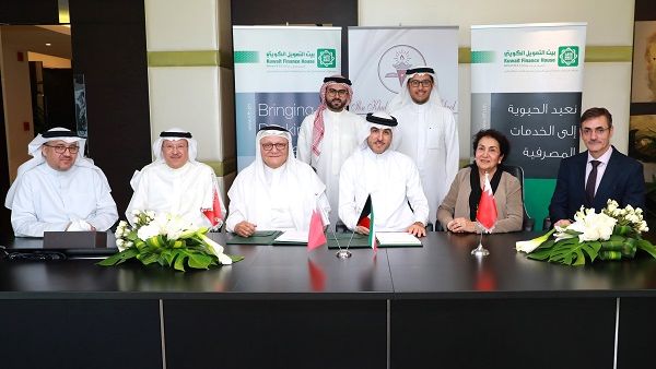 Mr. Abdulhakeem Al Khayyat and Mr. Farouk Al Moayyad with representatives from both parties during the signing ceremony