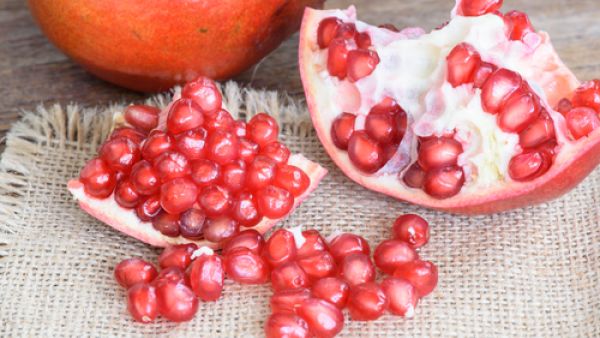 من فوائد الرمان  يقلل من نسبة الكوليسترول الضار بالجسم