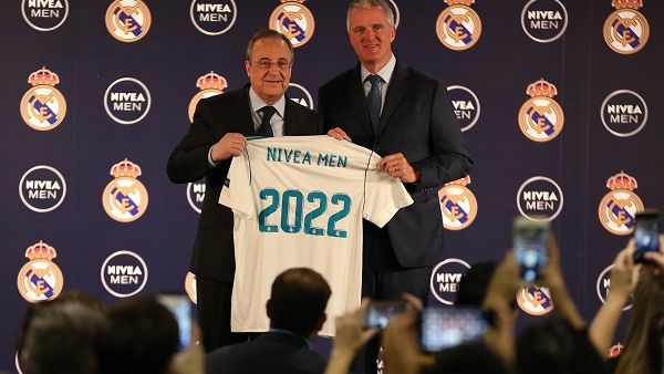 فلورنتينو بيريز رودريغيز، رئيس نادي "ريال مدريد"، وستيفان هايدنريش، الرئيس التنفيذي لـ "بايرزدورف" خلال المؤتمر الصحفي. فلورنتينو بيريز رودريغيز، رئيس نادي "ريال مدريد"، وستيفان هايدنريش، الرئيس التنفيذي لـ "بايرزدورف" خلال المؤتمر الصحفي.